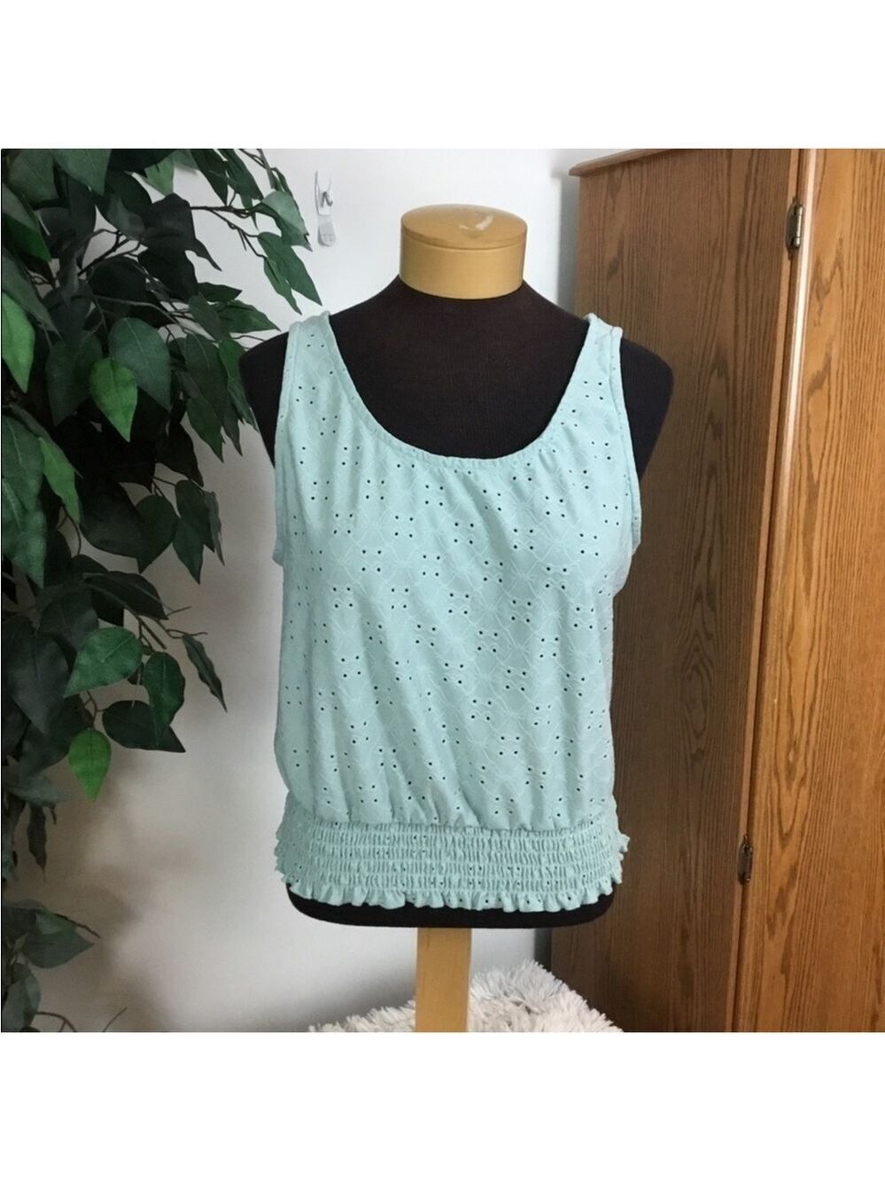Wallflower eyelet cropped tank with elastic waist Woman’s size XL scoop